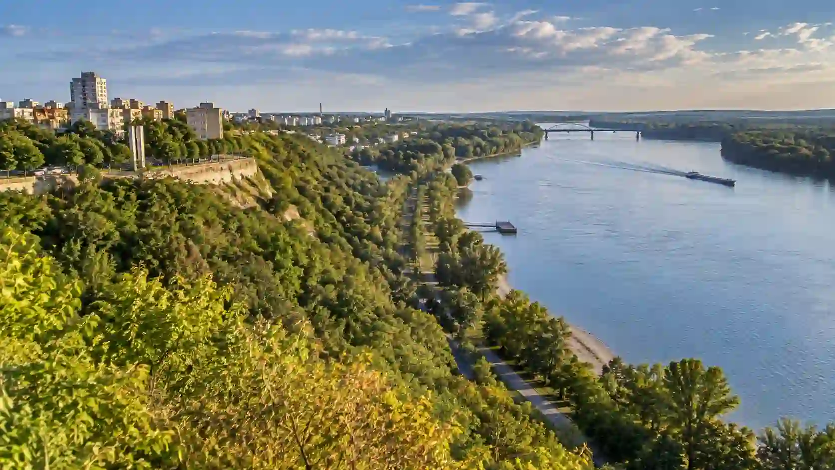 Dunaújváros panorámája a magaspartról, a Dunával és a folyó menti zöldterületekkel