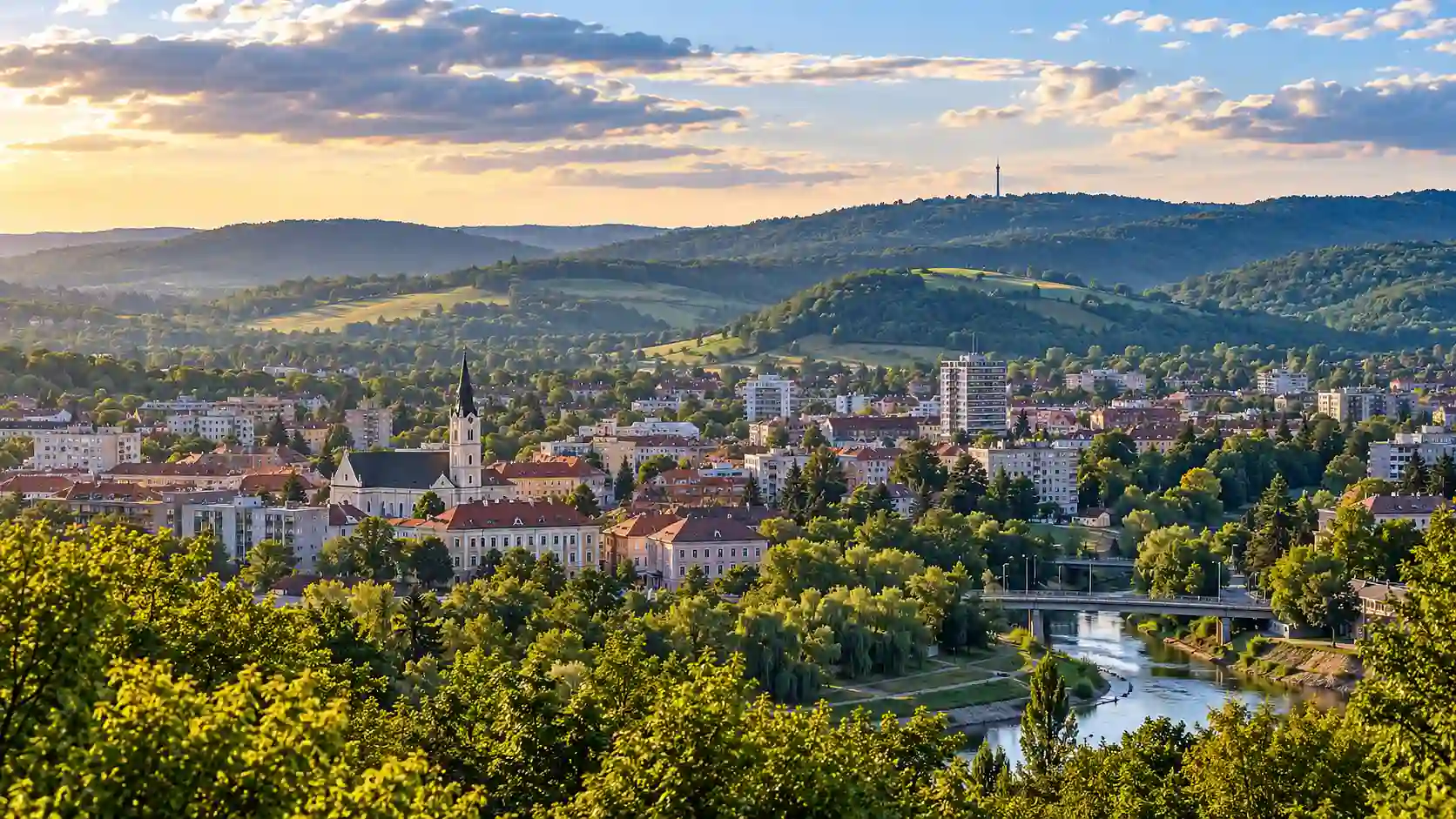 Kaposvár panorámája a környező somogyi dombokkal és a Zselic térségével